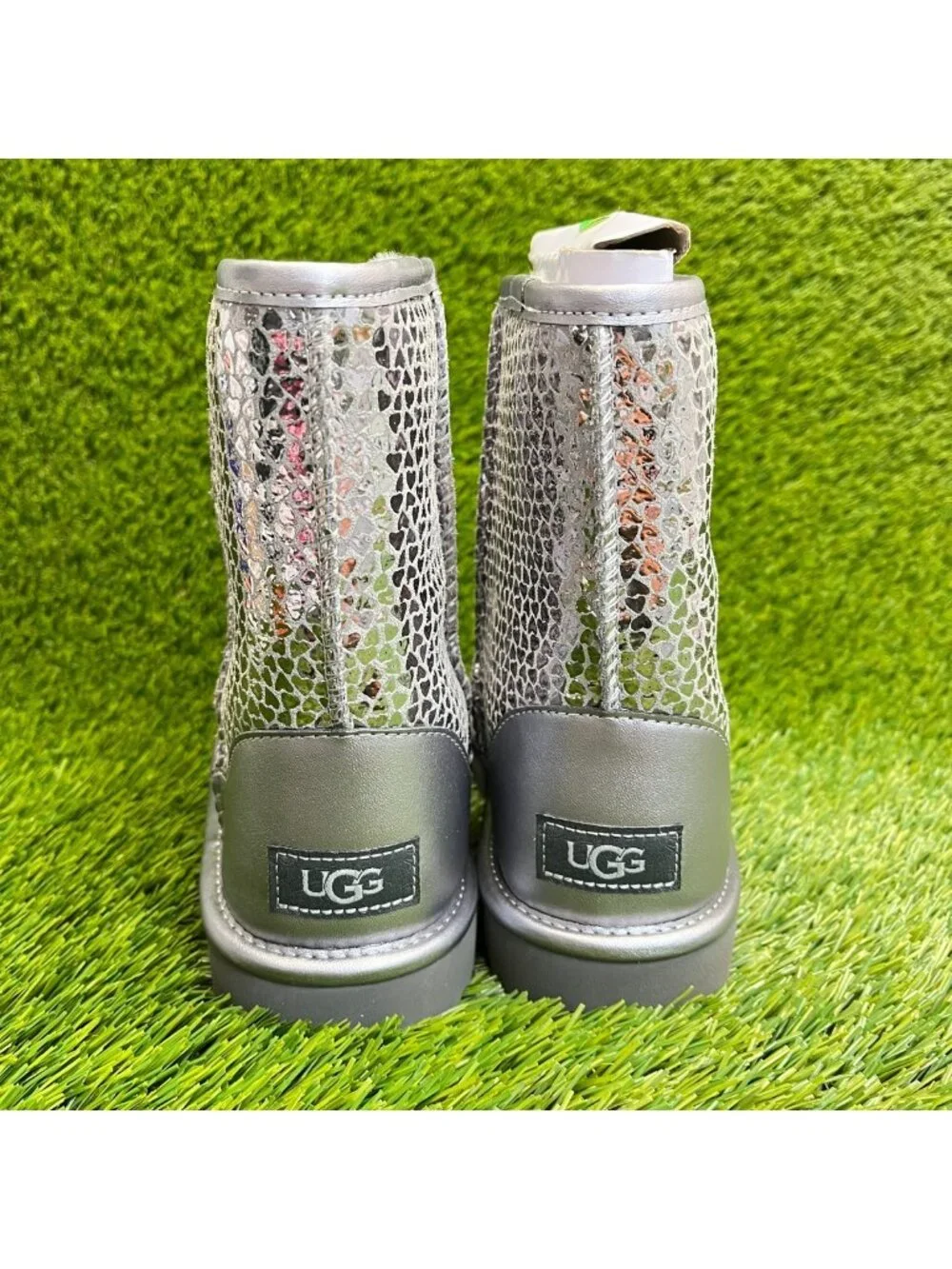 UGG Classic II Gel Hearts Girls Size 4Y Silver Outdoor Pull On Ankle Boots
